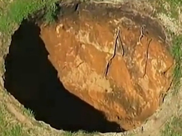 Воронки — постоянная проблема в штате Флорида из-за известняка под почвой, который может таять во время дождя