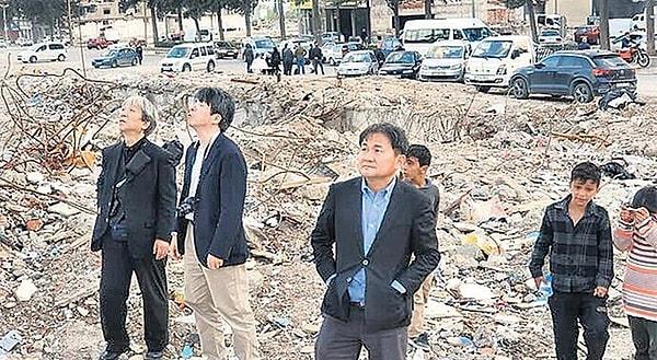 Japonya’nın Kansai Bölgesi’nin Kobe kentini 1995’te vuran 7.2 büyüklüğündeki depremi yaşayan bilim insanları Türkiye’ye geldi. Kahramanmaraş ve Hatay’da yıkılan binalarda incelemeler yapan heyet, “Bu kadar yıkıcı olmasının sebebi yapısal sorunlar” dedi.