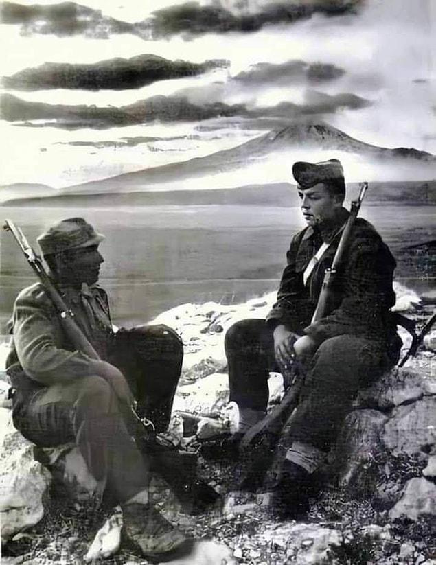 4. Arkalarındaki dağ Ağrı Dağı; biri Türk diğeri İran askeri. (1956)
