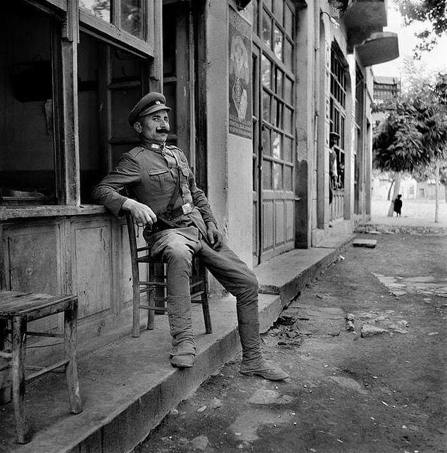 2. İstanbul'da bir mahalle bekçisi. (1940)