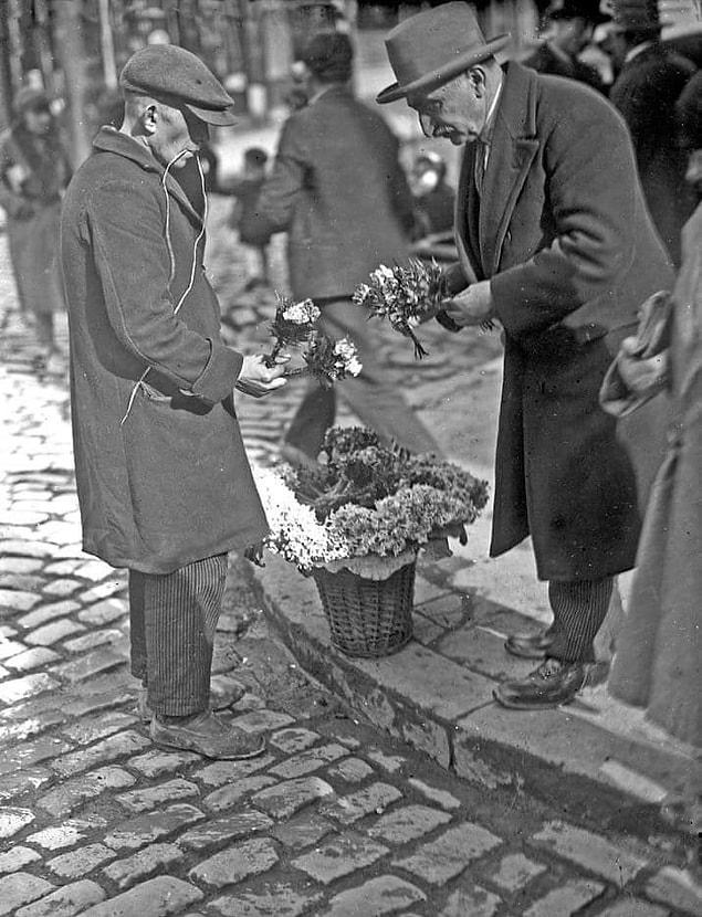 8. İstanbul sokaklarında eşi için çiçek alan bir adam. (1930'lar)