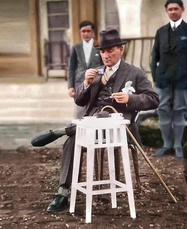 18. Mustafa Kemal Atatürk, Gazi Orman Çiftliği'nde Marmara Köşkü'nün önünde kahve içerken. (1930)