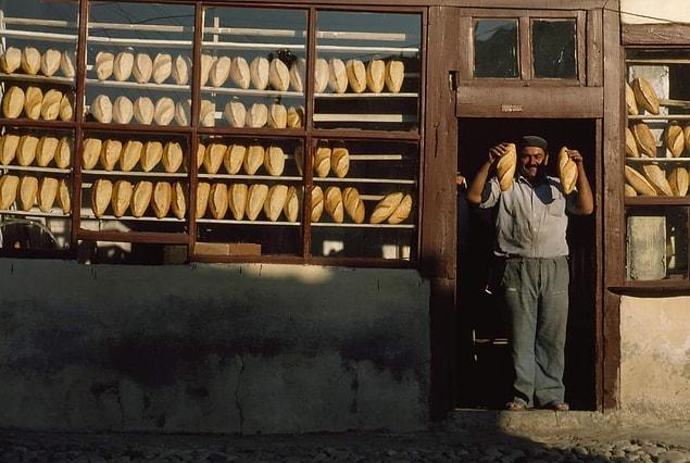 9. Safranbolulu bir fırıncı ustası taze somun ekmeklerini mutlulukla sergiliyor. :) (1980'ler)