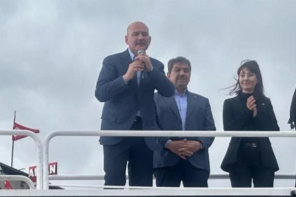 Bakan Soylu, “Tam 45 dakikadır saygısızlık ve nezaketsizlik yapıyorsunuz, hala özgürlük istiyorsunuz. Onlar her PKK’lı terörist öldüğünde gözyaşı döktü canları acıyor, bu nedenle yapıyorlar” diyerek tepki gösterdi.