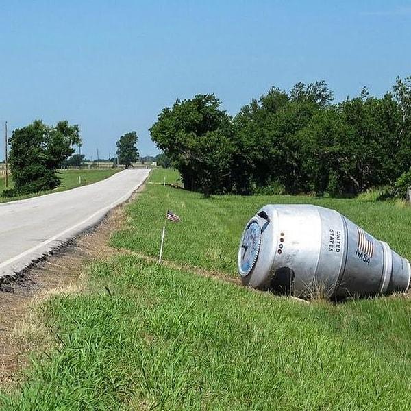 3. 1971'de Oklahoma yakınlarında kaza yapan, taşınması zor olduğu için kaldırılmayan, yerlilerin NASA uzay kapsülü gibi görünsün diye boyadıkları çimento kamyonunın bir parçası👇