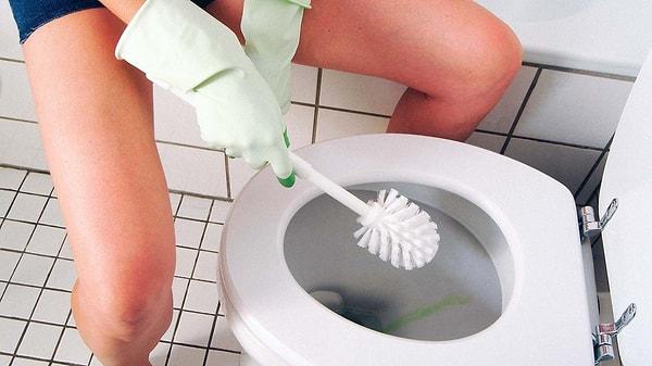 Sararmış tuvalet her evde olabilen problemlerden. Klozetin iç veya dış yüzeyi çeşitli sebeplerden sararabiliyor.