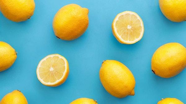 Klozet temizlerken diğer bir doğal yöntem ise limon suyu kullanmak.  Limonun asidik özelliği sayesinde kireç lekeleri ve sararmış görüntü yok edilebiliyor.