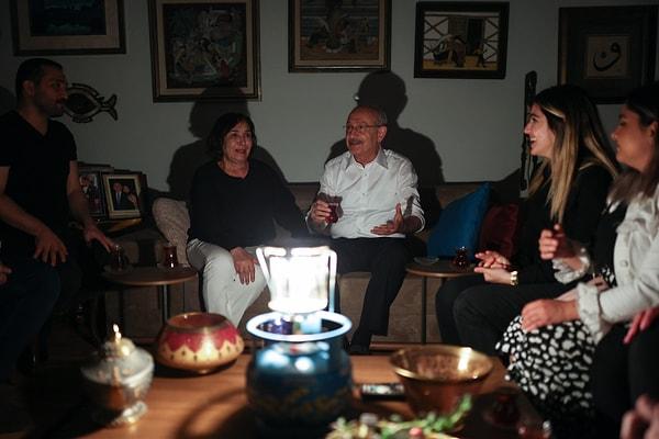 Karanlıkta kalan Kılıçdaroğlu çifti, 27 Nisan gecesine kadar yedi gün boyunca da maddi imkansızlıklar nedeniyle elektrikleri kesilen yoksul ailelere dayanışma ziyaretinde bulundu.