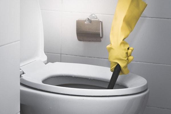 Kireç çözücüler, tuvalet temizliğinde sıklıkla kullanılıyor. En etkili çözümlerin başında gelen kireç çözücülerle tuvalet temizlemek çok daha kolay.
