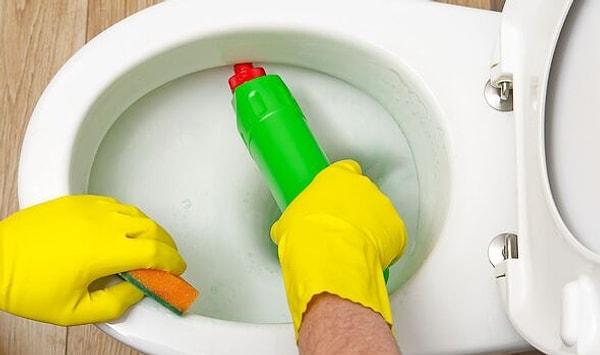 Çamaşır suyu, en sık kullanılan temizlik yöntemlerinden. Çamaşır suyu, tuvalet temizliğinde kullanılan en etkili yöntemlerden olduğu için sıkça tercih ediliyor.