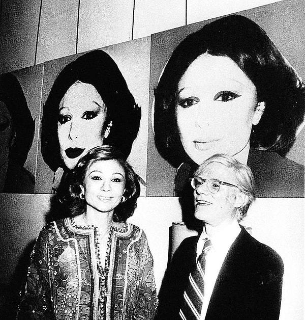 Andy Warhol bu eserini sergiledikten tam bir ay sonra safra kesesi ameliyatı sırasındaki komplikasyonlardan dolayı hayata gözlerini yumdu.