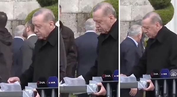 Cumhurbaşkanı Erdoğan namaz sonrası gazetecilere çikolata ikram etti.
