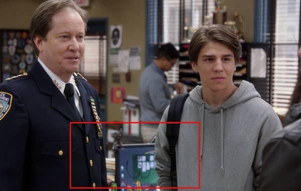 3. Brooklyn Nine Nine dizisinde Trevor'ın babası Jake'in polis arabalarına grafiti yaptığı için tutuklamasından sonra onu almaya geliyor.