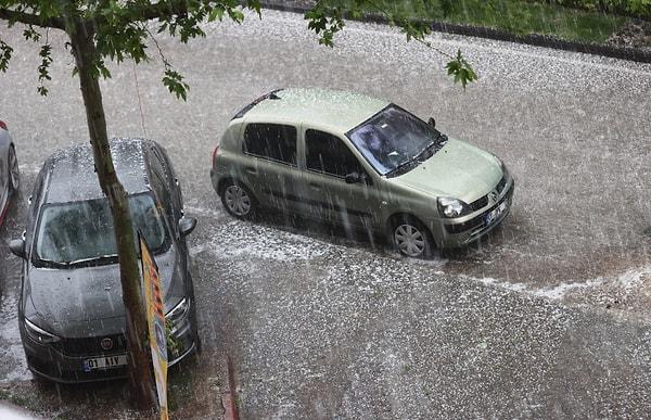 Adana'da dün öğle saatlerinde başlayan yağış akşam saatlerine doğru etkisini arttırdı.