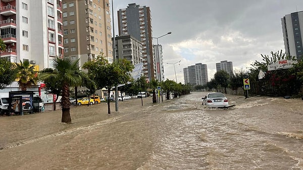 Kent merkezinin kuzeyinde başlayan kuvvetli yağış, güneyde de etkisini gösterdi.