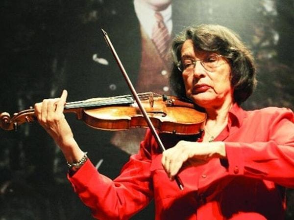 1936'da Adana'da dünyaya gelen Kan'ın babası Cumhurbaşkanlığı Senfoni Orkestrası Viyola sanatçısı Nuri Kan’dır ve küçük Suna 5 yaşındayken babasından ders almaya başlar. Sonrasında ise aile dostları Hulusi Karsel'den ders alır