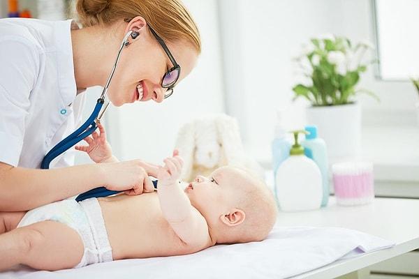 Bebeklerde görülen reflünün bebekten bebeğe süresi değişse de genellikle kendiliğinden geçiyor.  Çoğu bebekte bulunan reflü hastalığı zaman içinde yemek borusu ile mide arasındaki kasın gelişmesi ile kendiliğinden son buluyor.