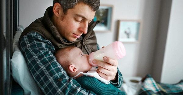 Reflüyü tetikleyen önemli sebeplerden biri stres. Bebeğin huzurlu bir ortamda beslenmesi çok önemli.