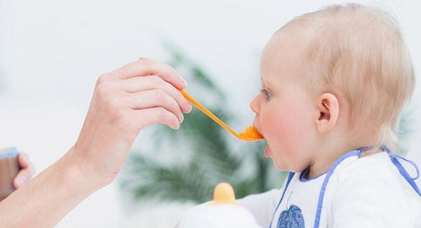 Doktorlara göre reflü tedavisinde en önemli kriter beslenmenin doğru bir şekilde yapılması. Bebeklerin beslenme esnasında hava yutmaması, dik pozisyonda beslenmesi, sık ama küçük miktarlarda beslenmesi oldukça önemli.