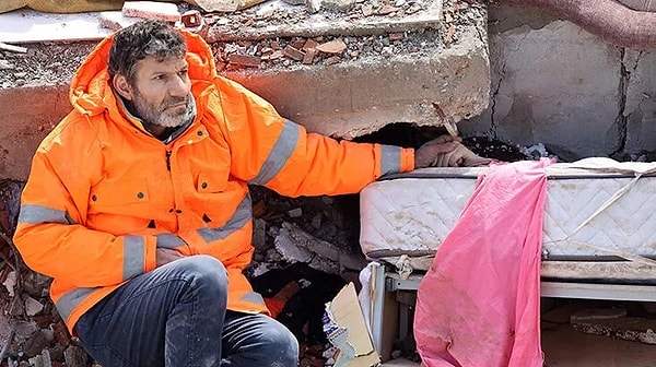 Kahramanmaraş Depremi'nde yaşanan o tarifi imkânsız acının fotoğrafı bu. Hayatını kaybeden kızının bir an olsun elini bırakmayan babanın fotoğrafı!