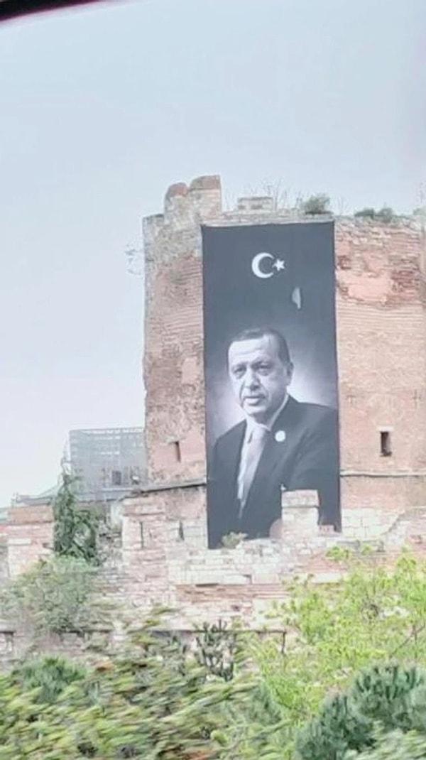 Geçtiğimiz günlerde binlerce yıllık İstanbul surlarına, üzerinde Recep Tayyip Erdoğan’ın fotoğrafı bulunan seçim pankartı asılmıştı.