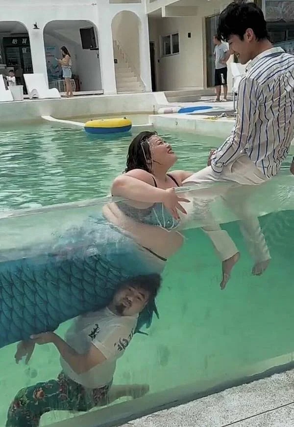 13. Дельфин и русалка, они, если честно...