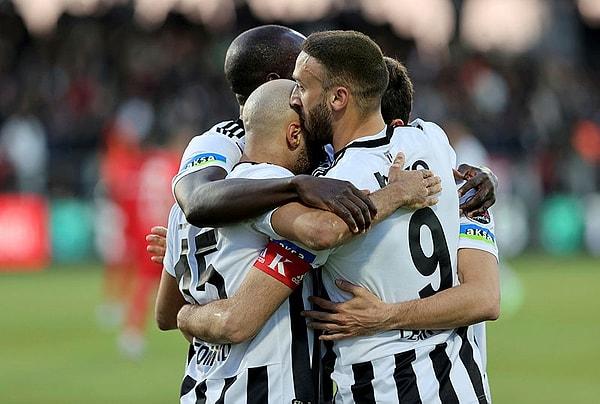 2-0'ı bulan Beşiktaş karşılaşmanın geri kalanında topa sahip olarak 3 puanı almayı başardı. Siyah beyazlılar puanını 62'ye yükseltti.