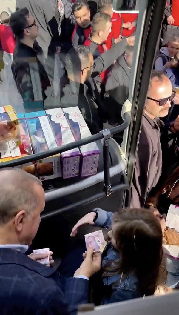 “Onlar seccadeye basıyorlar, ben AK Partiliyim” diyen çocuğa 200 TL veren Erdoğan "Oyy yerim ben seni. Bak neler diyor. Onlar diyor seccadeye basıyor" diyerek çocuğa sarıldığı anlar gündem yarattı.