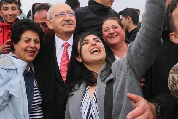 Törenin ardından CHP lideri Kılıçdaroğlu, Anıtkabir'deki törene katılan çocuklar ile bir araya geldi. Kılıçdaroğlu, çocuklar ile sohbet edip, fotoğraf çektirdi. Resmi törenlerin ardından Anıtkabir, halka açıldı.