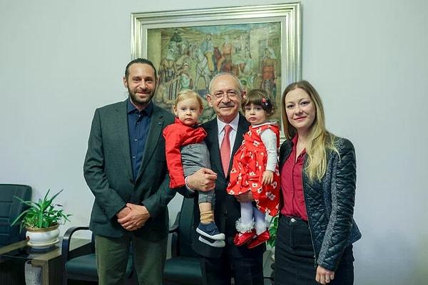Kemal Kılıçdaroğlu'nun oğlu Kerem ve gelini Mine Kılıçdaroğlu da 23 Nisan nedeniyle deneyimli siyasetçiye sürpriz bir ziyarette bulundu.