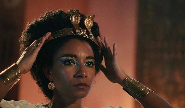 Kleopatra’yı canlandıran İngiliz aktris Adele James ise bunun ardından yaptığı paylaşımla taciz ve ırkçılık içeren hakaretler aldığını söyledi.
