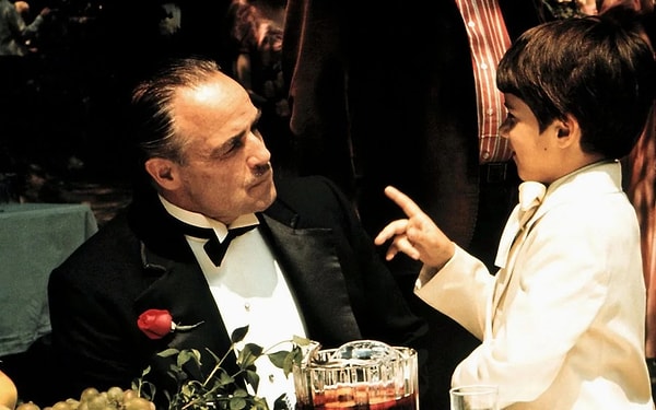 Mario Puzo'nun aynı adlı romanından uyarlanan ve Francis Ford Coppola yönetmenliğinde çekilen üçlemenin ilki 1972 tarihinde vizyona girdi.