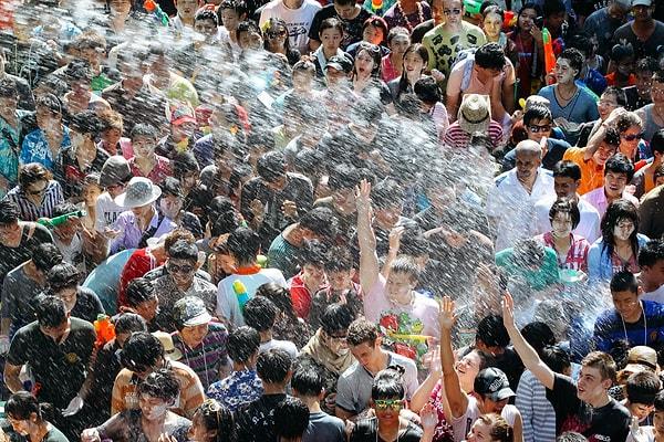 Pattaya şehrinde yeni yılın gelişi için düzenlenen su festivalinde istenmeyen olaylar cereyan etti.