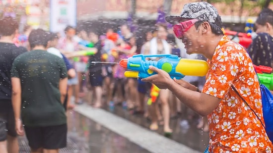 Su Festivalinde Üzerine Su Dökülen Türk, Bir Kişiyi Komaya Soktu