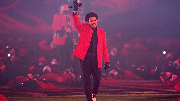 Hangisi The Weeknd'in 2021 Super Bowl gösterisinde seslendirdiği bir şarkıdır?
