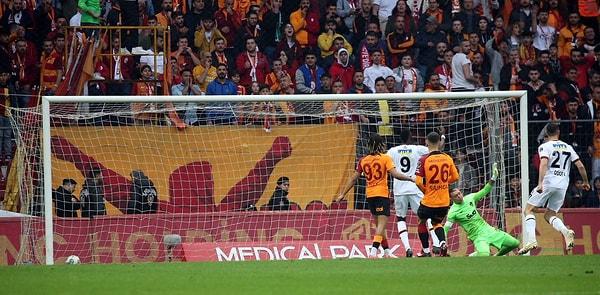 Galatasaray bu sonuçla ligde 10 maç sonra evinde puan kaybetti.