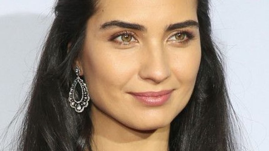 Буйукустун туба буйукустун. Онур сайлак и туба. Онур сайлак турецкий актёр. Туба буйукустун. Туба буйукустун с мужем.