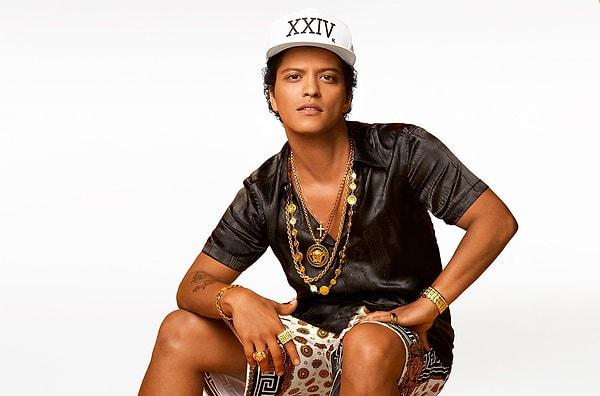 Dünyaca ünlü sempatik şarkıcı Bruno Mars'ı ve hit şarkılarını daha önce duymayan yoktur. Grammy ödüllü ünlü isim her çıkarttığı şarkıyı listelerin başına taşımasıyla da biliniyor.