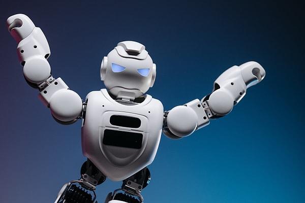 21. yüzyılda, yapay zeka güdümlü robotlardaki gelişmeler, robotların giderek daha otonom hale gelmelerini ve insan yardımı gerektirmeden karmaşık görevleri yerine getirebilmelerini sağladı.