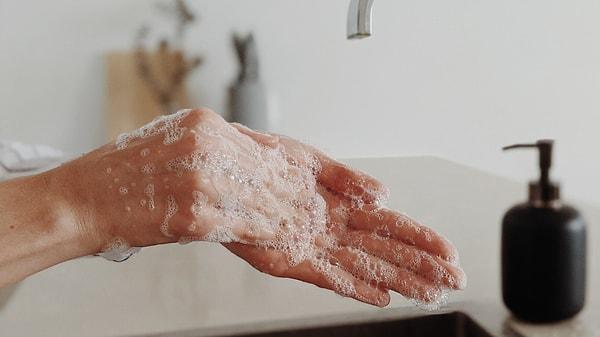 Yemek hazırlarken eller hijyenik el yıkama ilkelerine uygun yöntemlerle sık sık yıkanmalıdır.