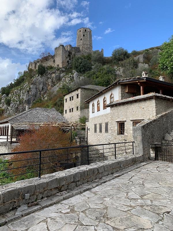 Benim belki de Bosna-Hersek'te en çok merak ettiğim yere Pocitejl'e gittik. Pocitejl, Mostar'dan yaklaşık yarım saat uzaklıkta, resmen taşlardan oluşan bir Osmanlı kasabası.