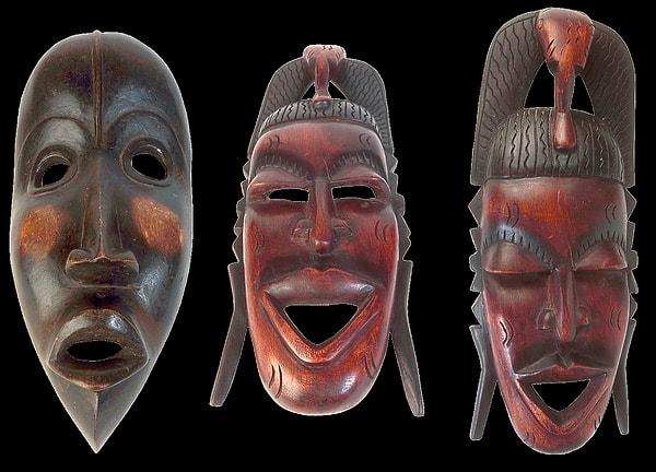 Bu maskeler sadece dekoratif olmakla kalmayıp aynı zamanda derin anlamlar ve semboller içerir.