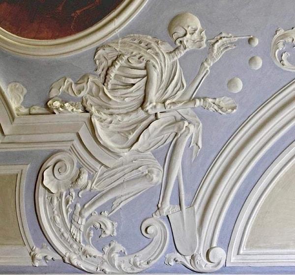 1. Johann Georg Leinberger'in 1729-1731 yılları arasında Bamberg, Almanya'daki Michaelsberg Manastırı'ndaki Kutsal Mezar Şapeli'nin tavanı için yaptığı çeşitli ölüm tasvirlerinden biri olan "Baloncuklar üfleyen ölüm".