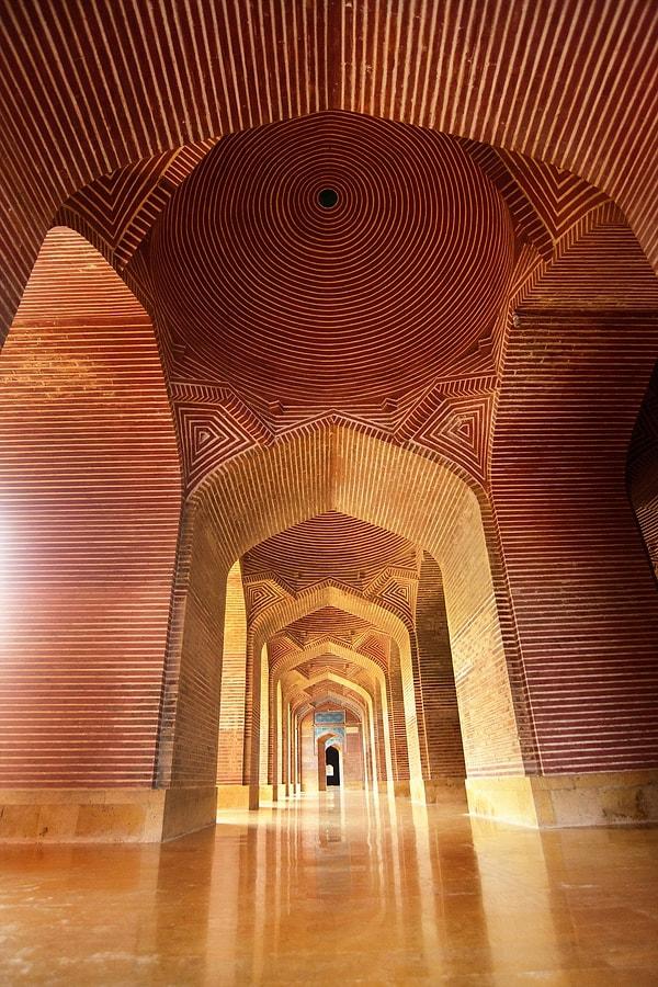 8. Pakistan'da 17. yüzyılda inşa edilen ve geometrik tuğla işçiliğiyle dikkat çeken Şah Cihan Camii.
