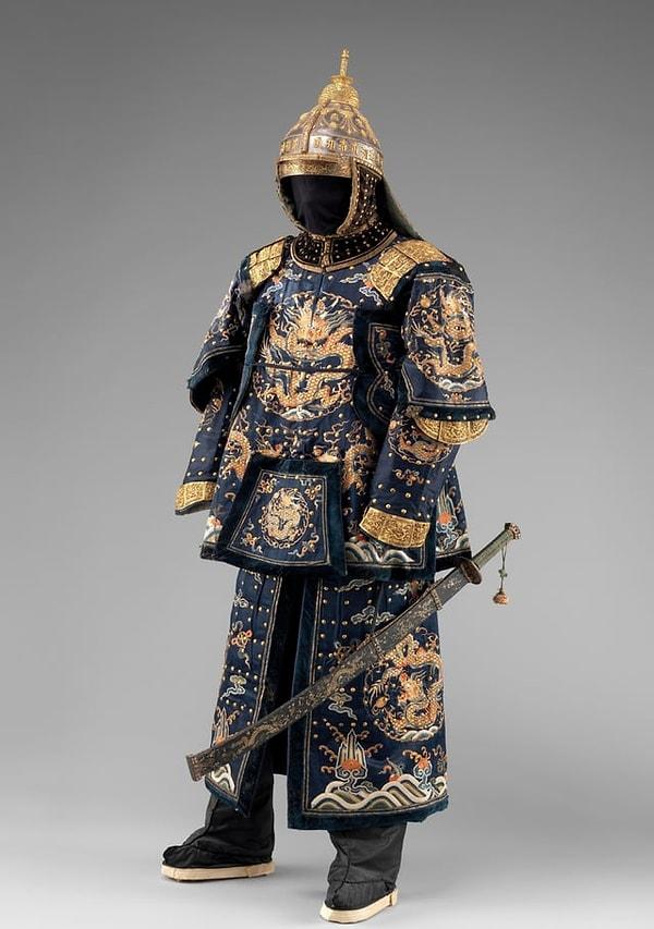 11. 18. yüzyılda Çin'in İmparatorluk Sarayını muhafaza eden subayın zırhı.