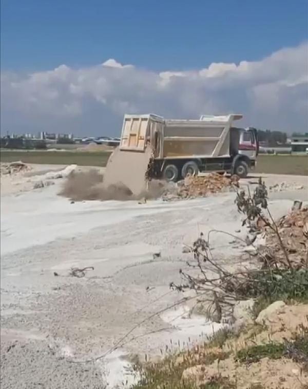 Kepez Belediyesi'nce yapılan incelemede, beton atığı suyu döken firmanın sürücüsüne cezai işlem uygulandı ve olayın tekrarlanmaması konusunda uyarıldı.