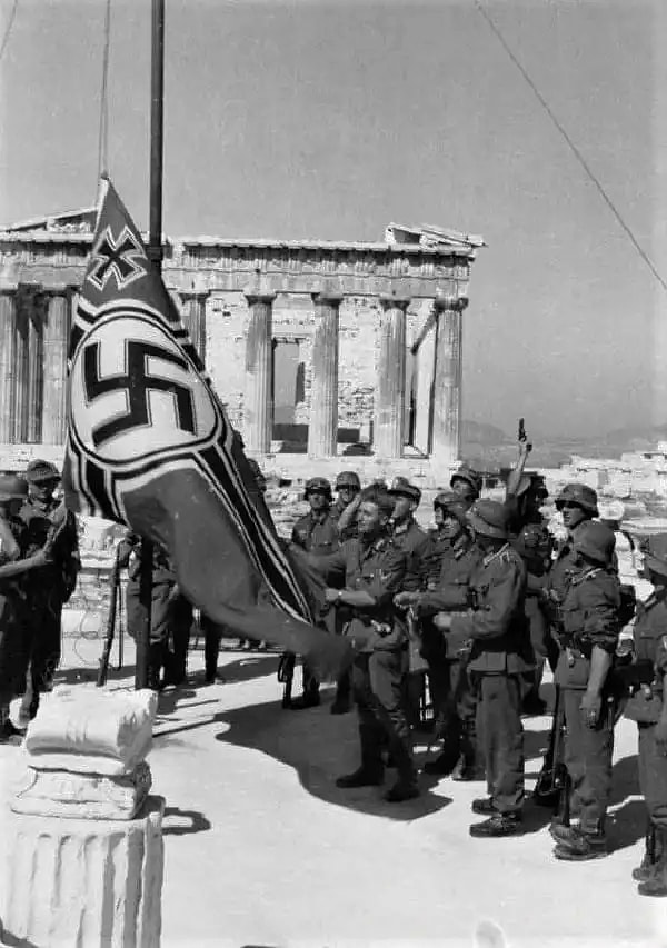 12. 1941'de, Atina, Hitler'in yönetimi altına girdi. Yunan Krallığı'nın bayrağının yerini alan gamalı haç, Akropolis'in tepesinde dalgalanıyordu.