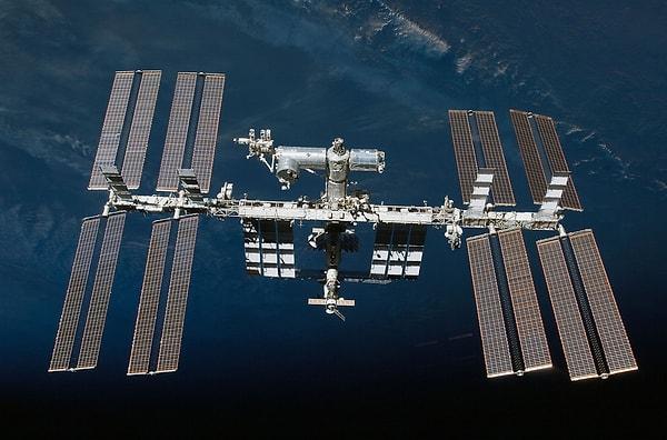 10. ISS, Dünya'daki karaya Pasifik Okyanusu'ndaki Nemo Noktası'ndan daha yakın.