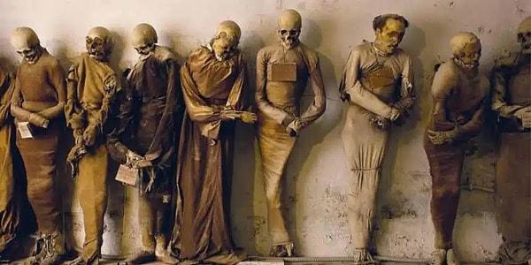 4. İtalya Sicilya'daki Capuchin Katakombu manastırının yeraltı mezarlarında 2 binden fazla kişinin mumyaları bulunuyor ve birçoğu hayatta bulundukları konumu yansıtacak şekilde giydirilmiş.