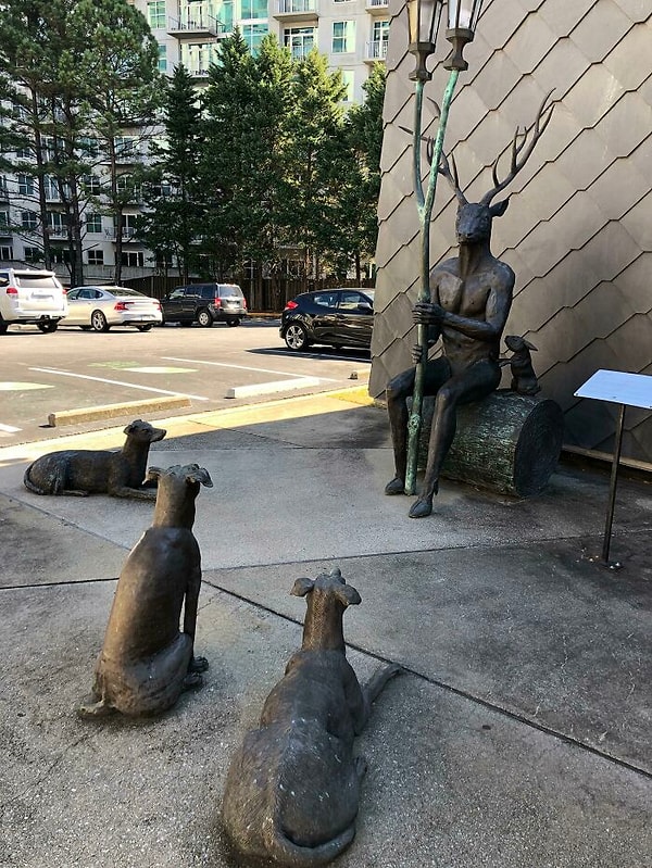 3. Статуя у библиотеки